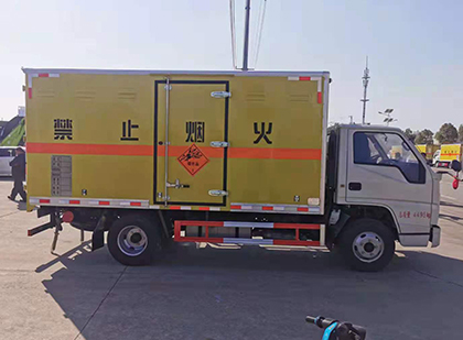 札达爆破器材运输车工人安全操作规范与智能技术保障